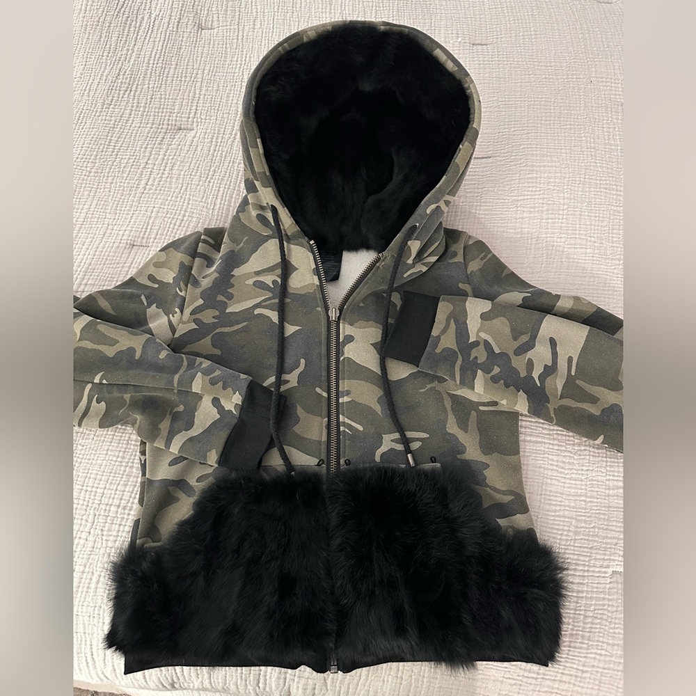 Jocelyn Camo sweatshirt with detachable Rabbit Fur